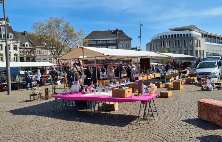 Voortuinrommelmarkt — markt-eten in Noordwijk